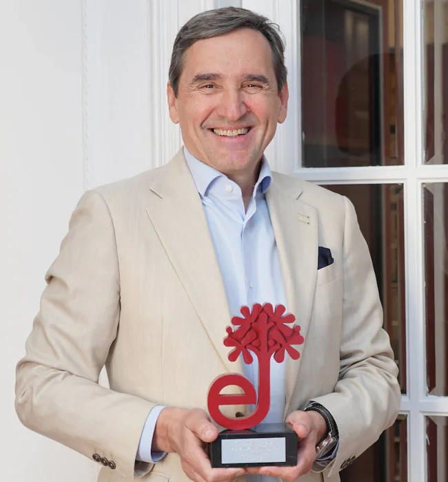 Roberto Corral con el premio Edhasa.