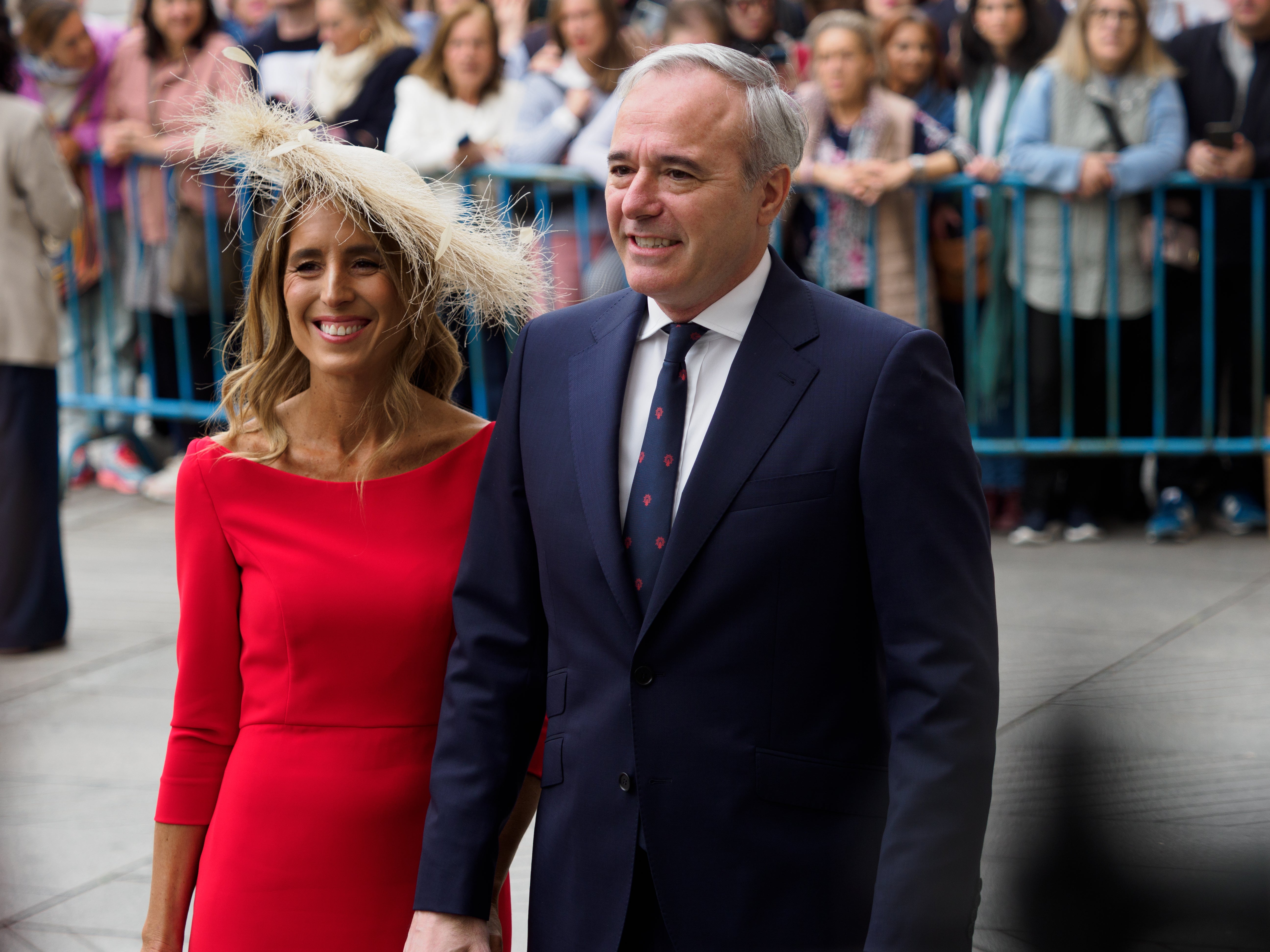 Jorge Azcón, presidente del Gobierno de Aragón, ha asistido con su esposa, la abogada Ana Blasco, 