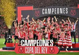 Los jugadores del Athletic celebran el título conquistado en La Cartuja.