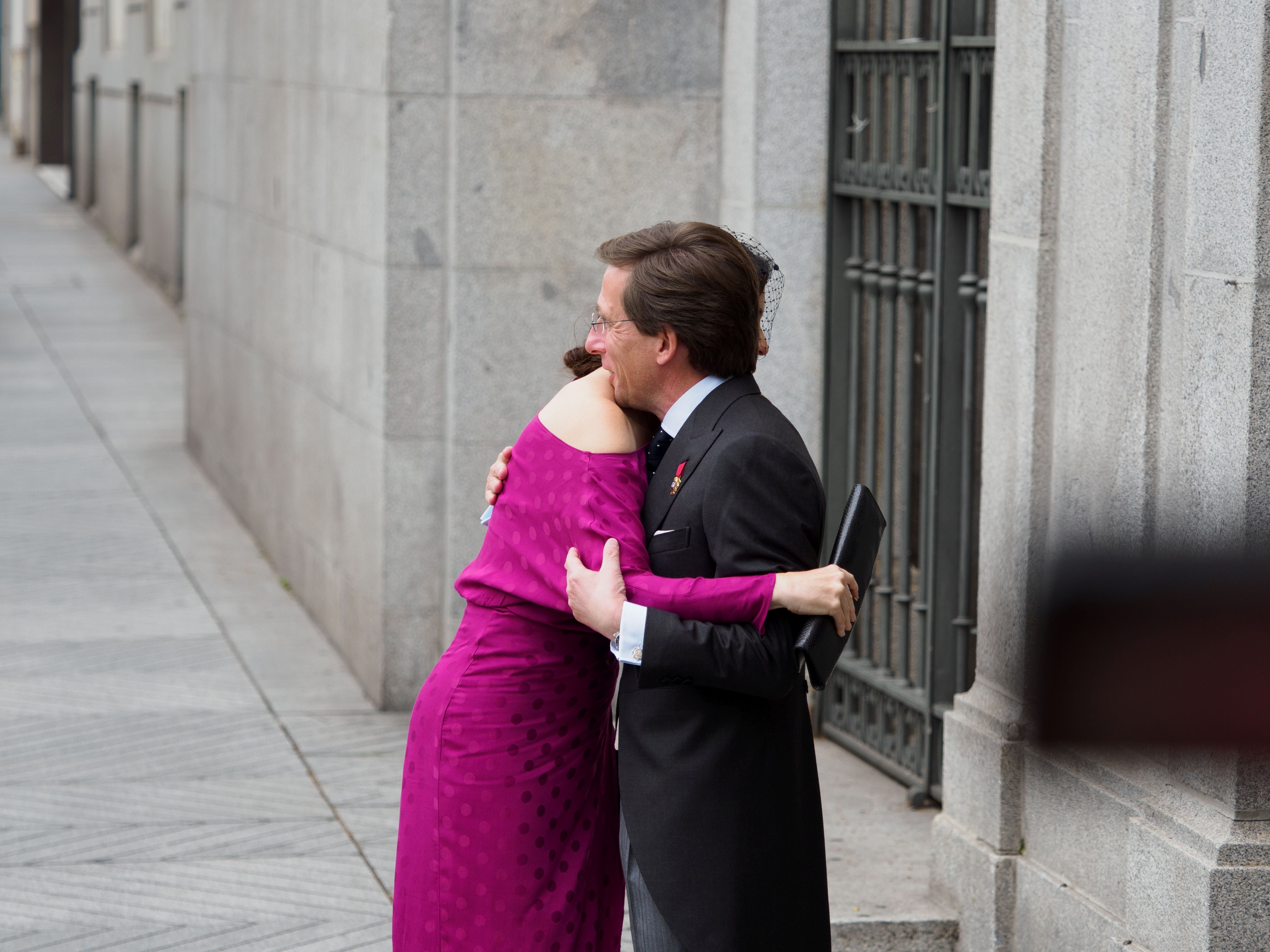 Díaz Ayuso y Almeida han escenificado su buena relación con un cálido abrazo. 