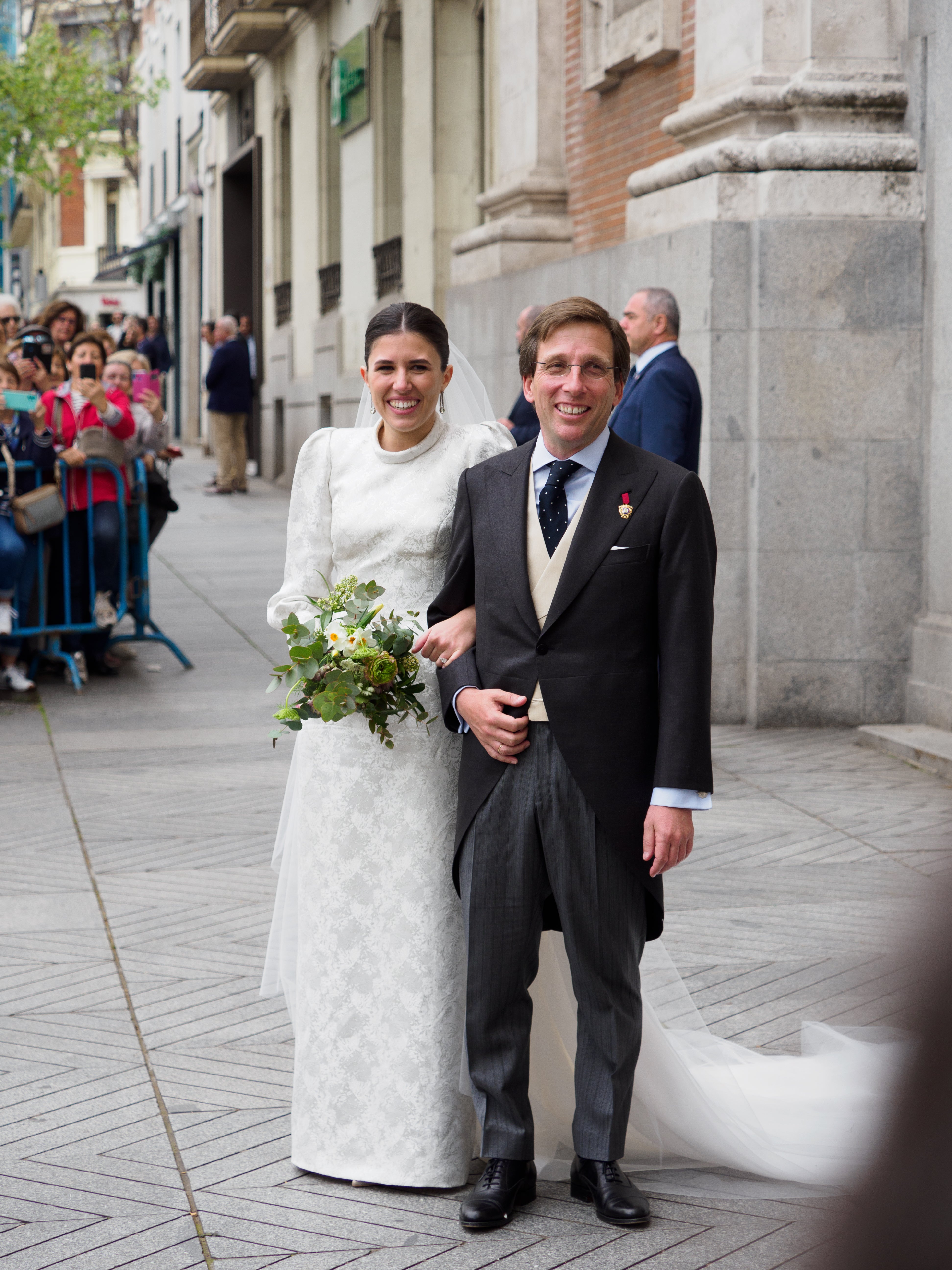 Los novios, muy sonrientes, posan a la salida de la iglesia tras convertirse en marido y mujer.