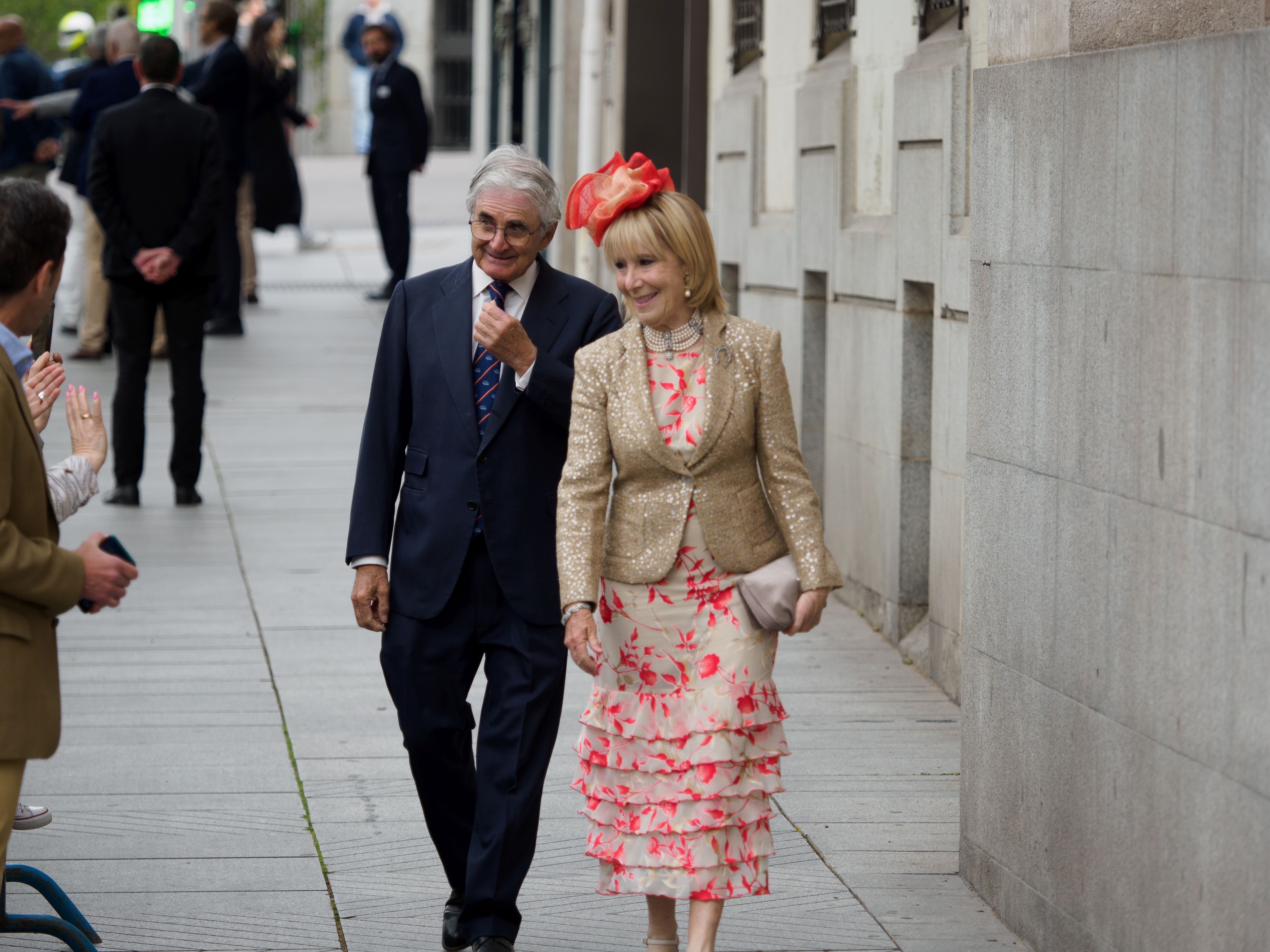 La expolítica Esperanza Aguirre, con su marido. 