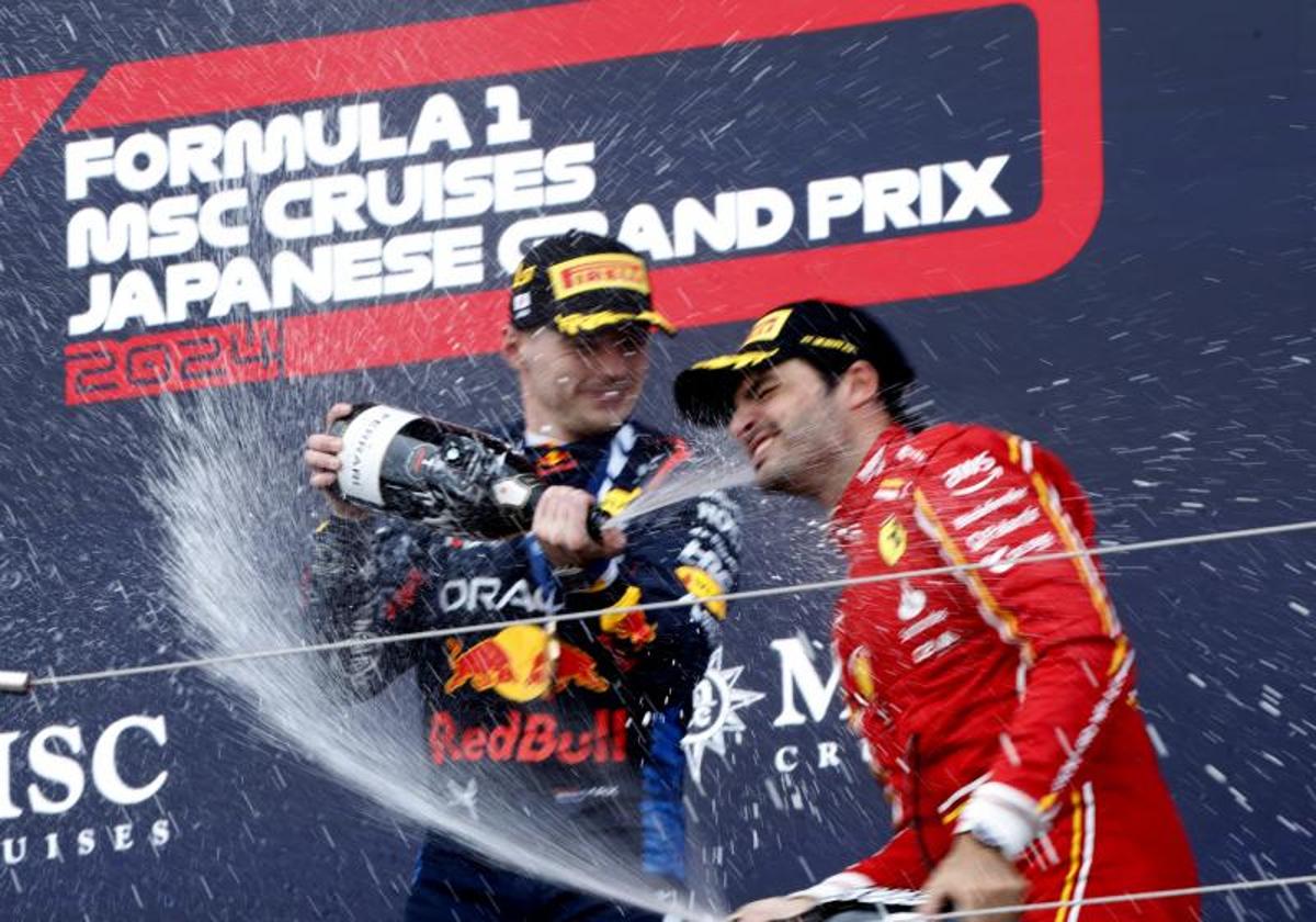 Max Verstappen celebra su victoria con Carlos Sainz.