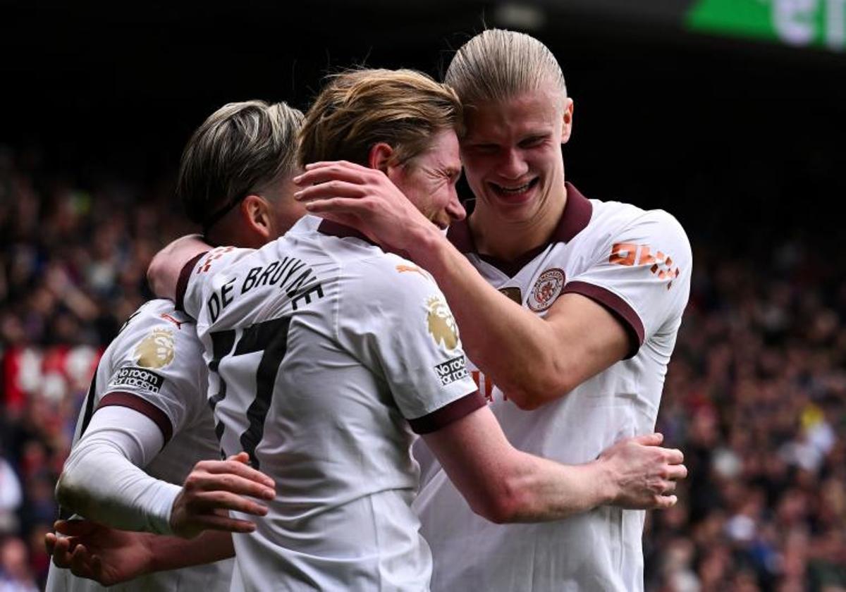 Grealish, De Bruyne y Haaland celebran uno de los goles del City al Crystal Palace.