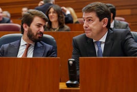 El presidente de Castilla y León, el popular Alfonso Fernández Mañueco, junto a su vicepersidente Juan García Gallardo, de Vox.