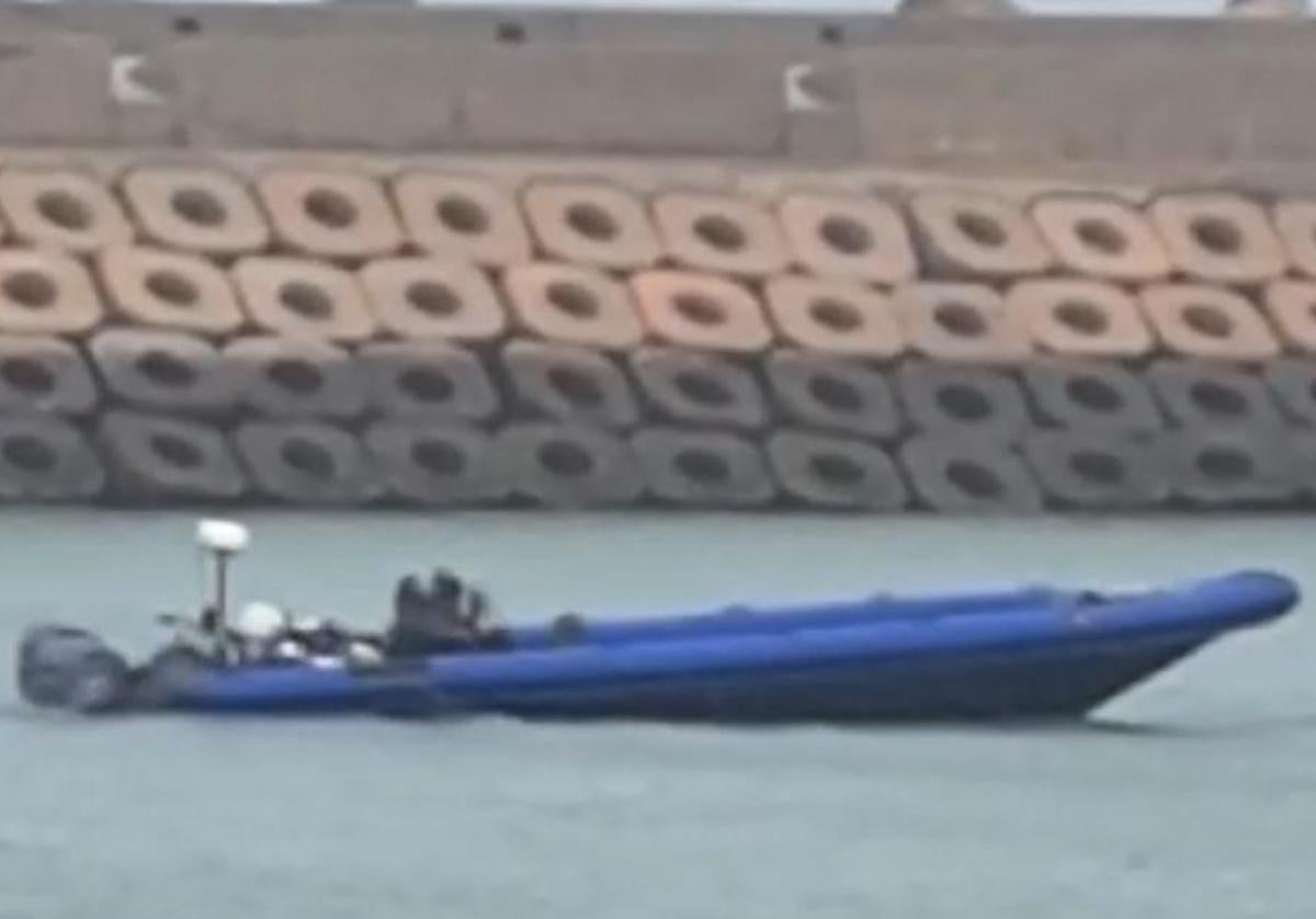 Una narcolancha se refugia del temporal en la Punta de San Felipe.