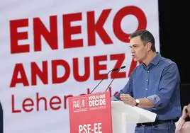 Sánchez apoya en un acto electoral al candidato a lehendakari del PSE, Eneko Andueza.