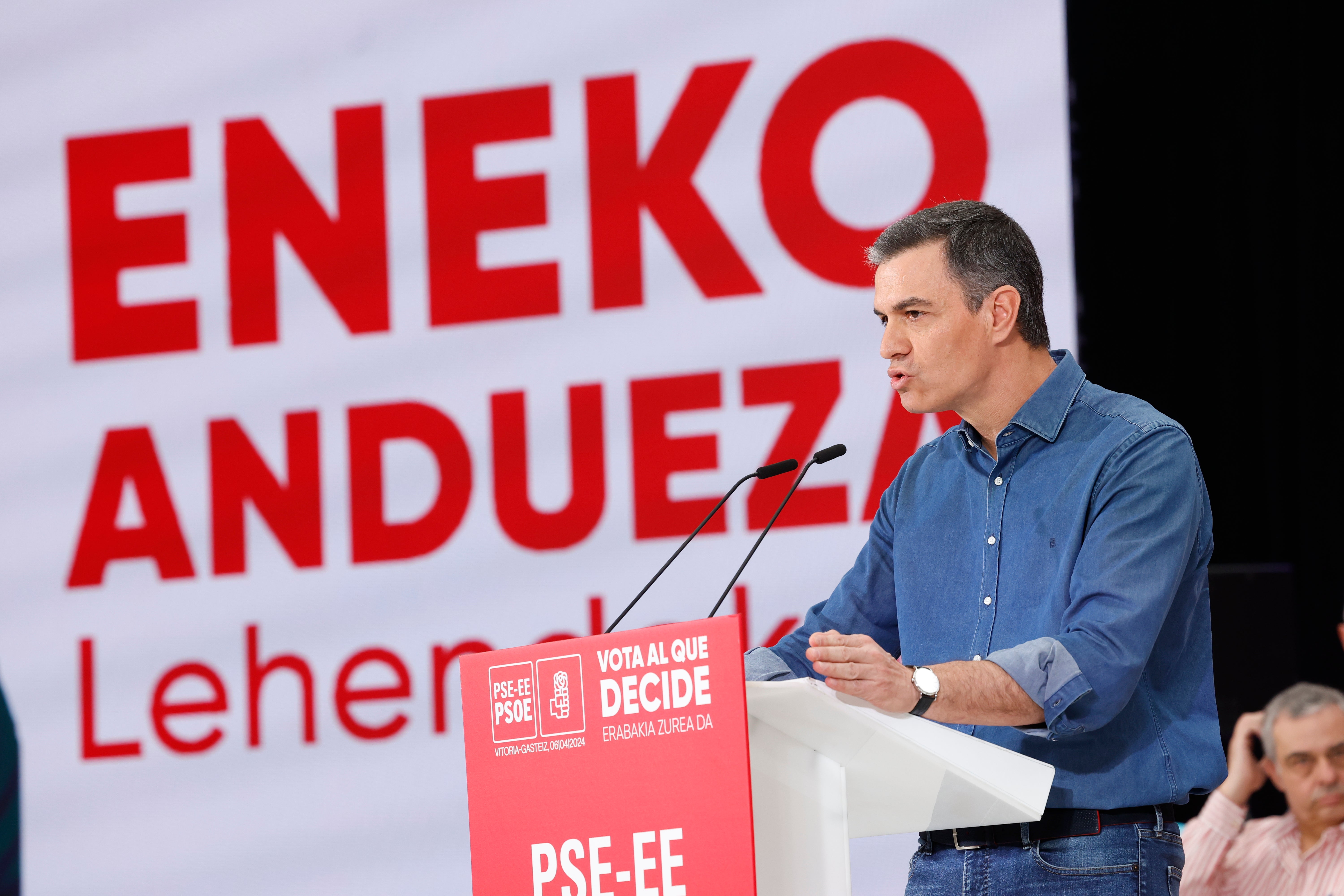 Sánchez apoya en un acto electoral al candidato a lehendakari del PSE, Eneko Andueza.