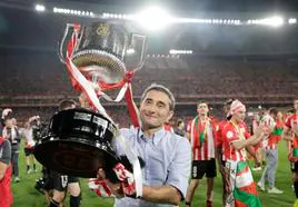 Ernesto Valverde sostiene el trofeo de Copa conquistado por el Athletic.