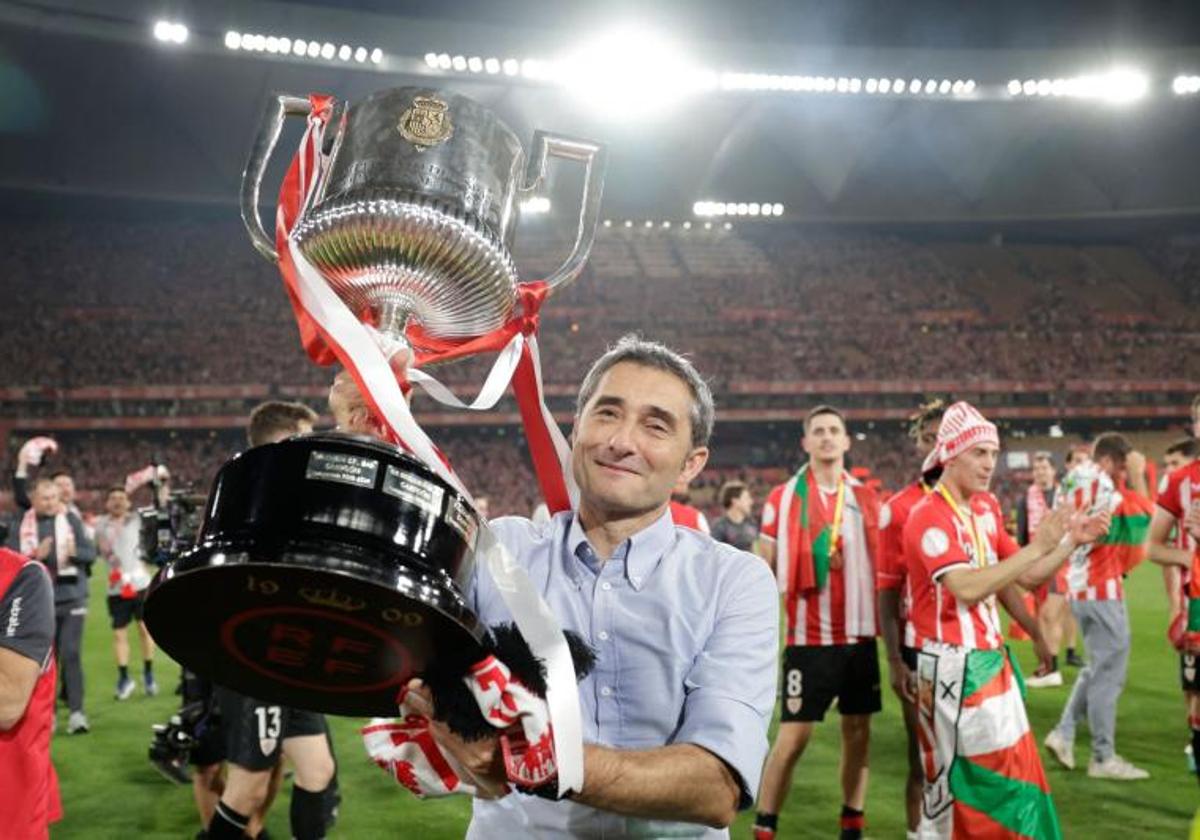 Ernesto Valverde sostiene el trofeo de Copa conquistado por el Athletic.