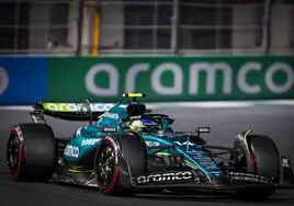 Fernando Alonso rueda con su Aston Martin en el GP de Arabia Saudí