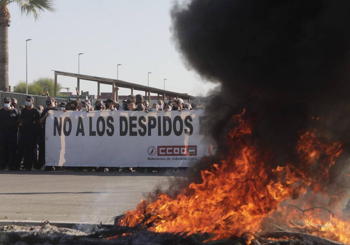 Trabajadores de Alestis manifestándose contra los despidos que se habían decretado en la factoría.