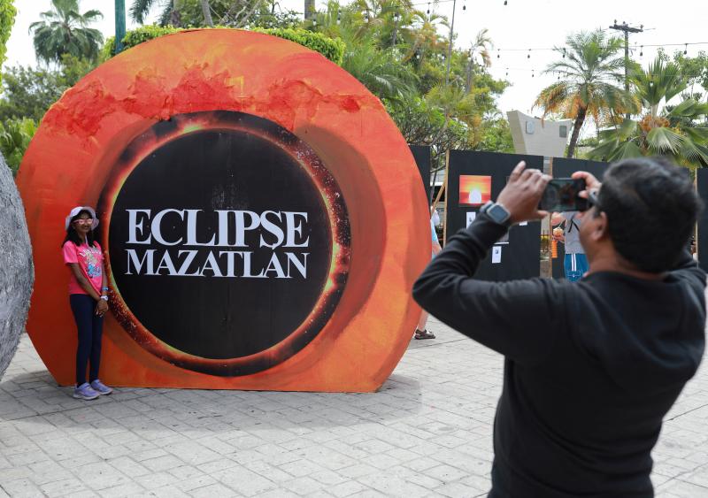 Baños de masas y euforia por el eclipse solar en América