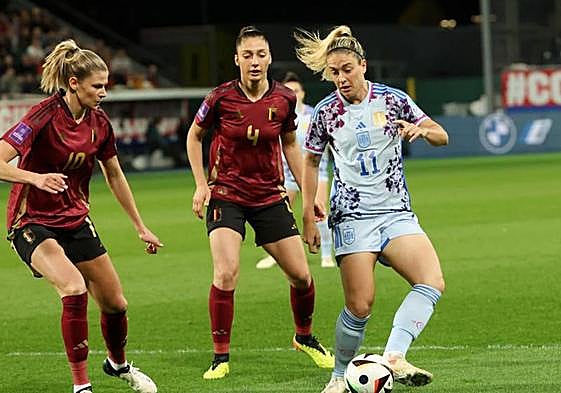 Alexia Putellas realiza un pase en el duelo que disputó España ante Bélgica