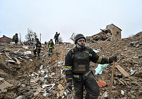Rescatistas trabajan en un barrio residencial de Zaporiyia bombardeado por Rusia el pasado marzo.