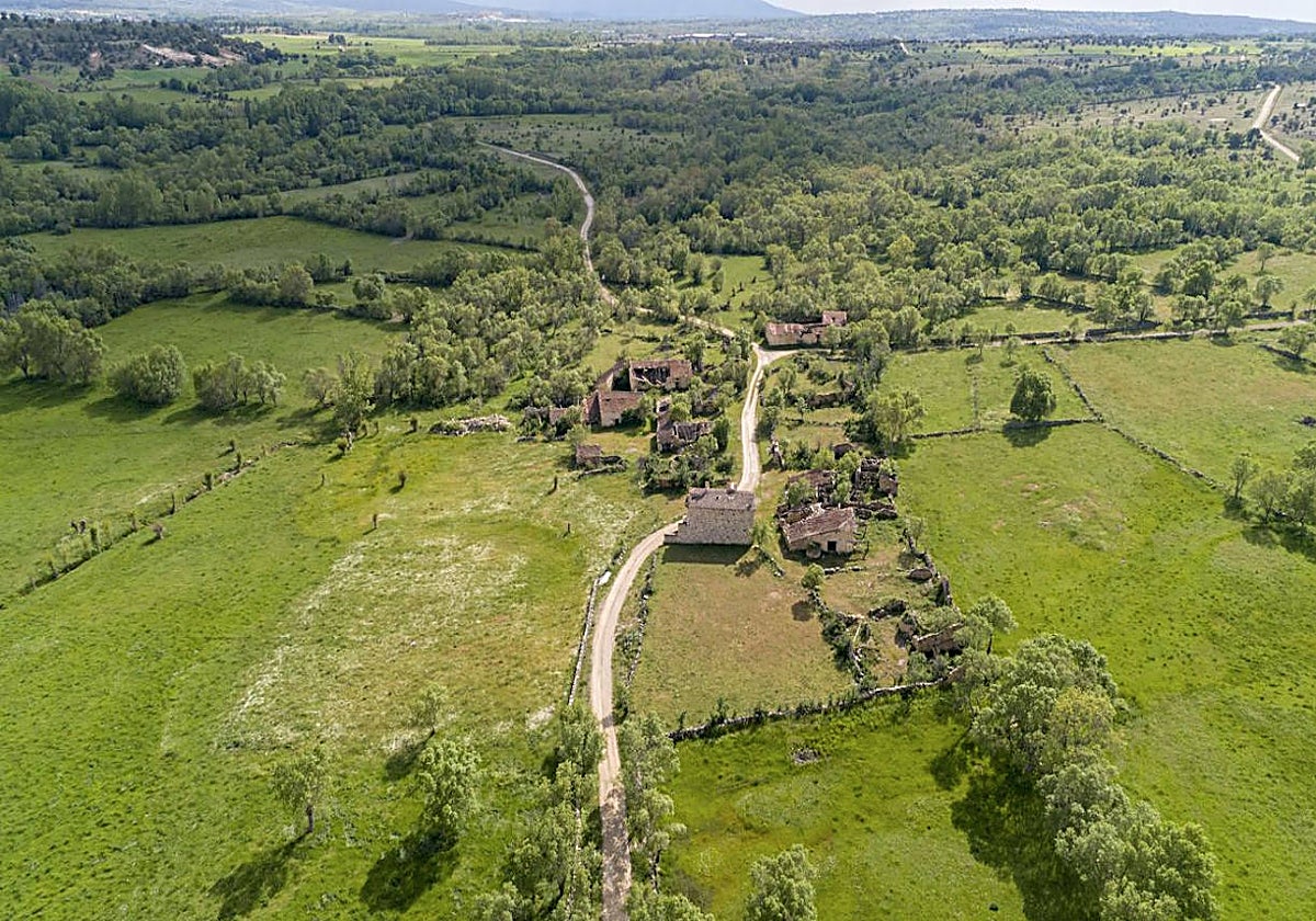 Vista aérea de Matandrino, enclave segoviano abandonado en los 60 y hoy a la venta.