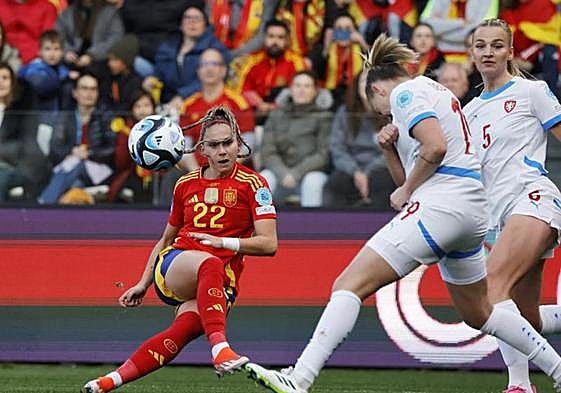 Athenea del Castillo remata a portería en el encuentro de España frente a la República Checa.