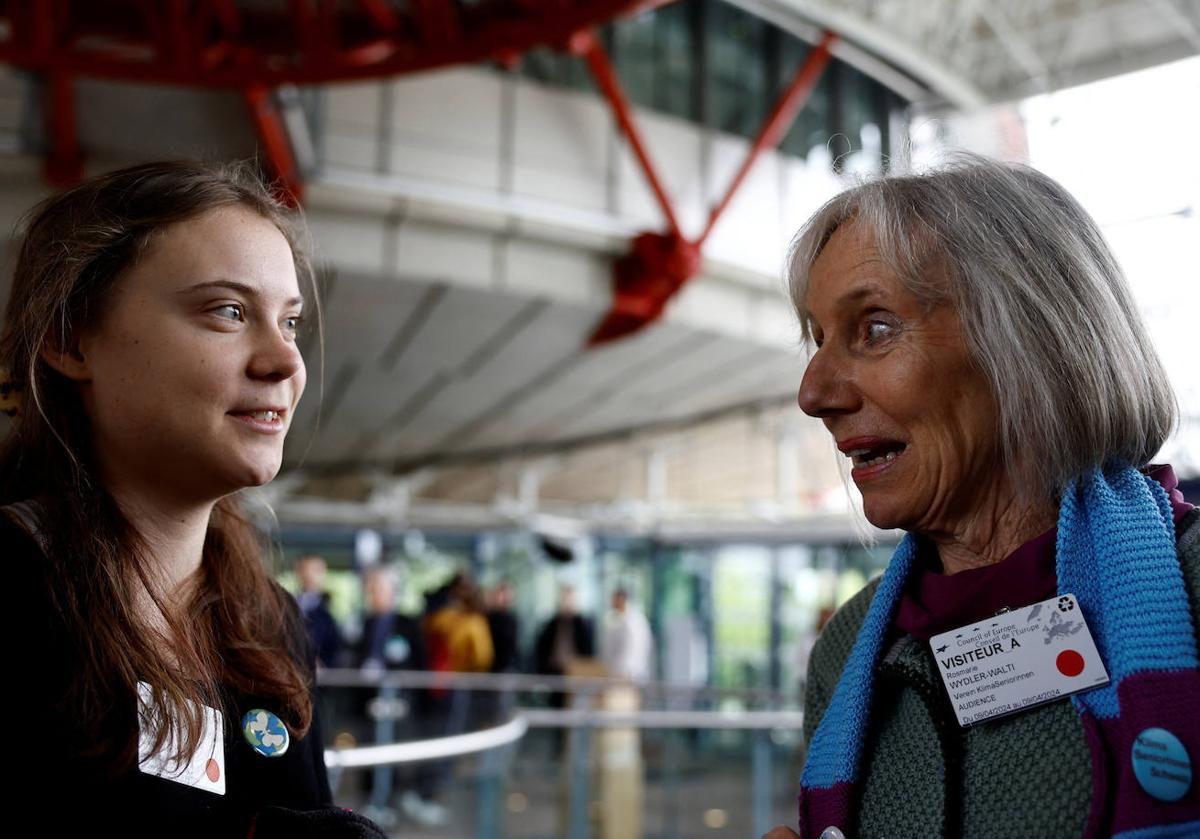 Líder de la asociación de mayores suizas habla con Greta Thunberg en Estrasburgo tras conocerse la sentencia que les da la victoria.