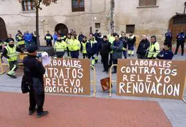Un grupo de trabajadores, en una protesta exigiendo más contratos relevo.