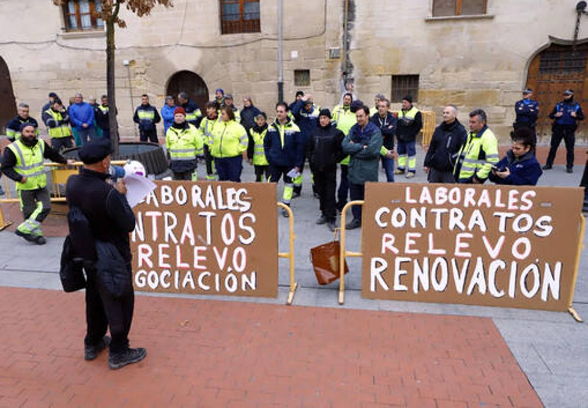 Un grupo de trabajadores, en una protesta exigiendo más contratos relevo.