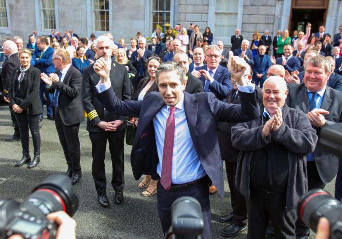 Harris es felicitado por miembros de su partido y seguidores al abandonar el Parlamento.