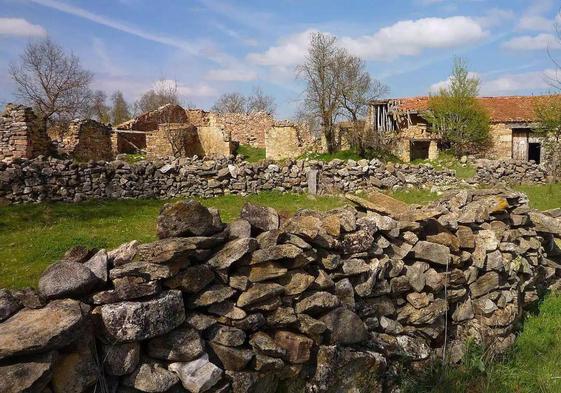 Vista aérea de Matandrino, enclave segoviano abandonado en los 60 y hoy a la venta.