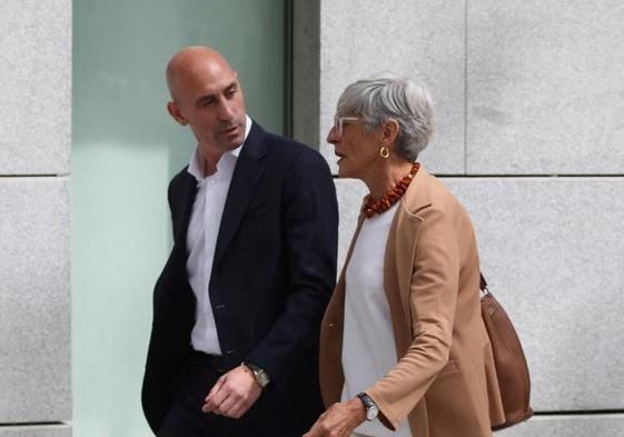 Luis Rubiales, junto a su abogada.