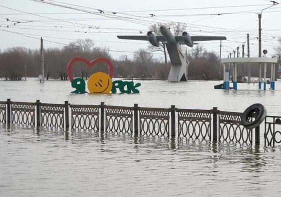 Una calle inundada en la localidad rusa de Orsk, en los Urales.