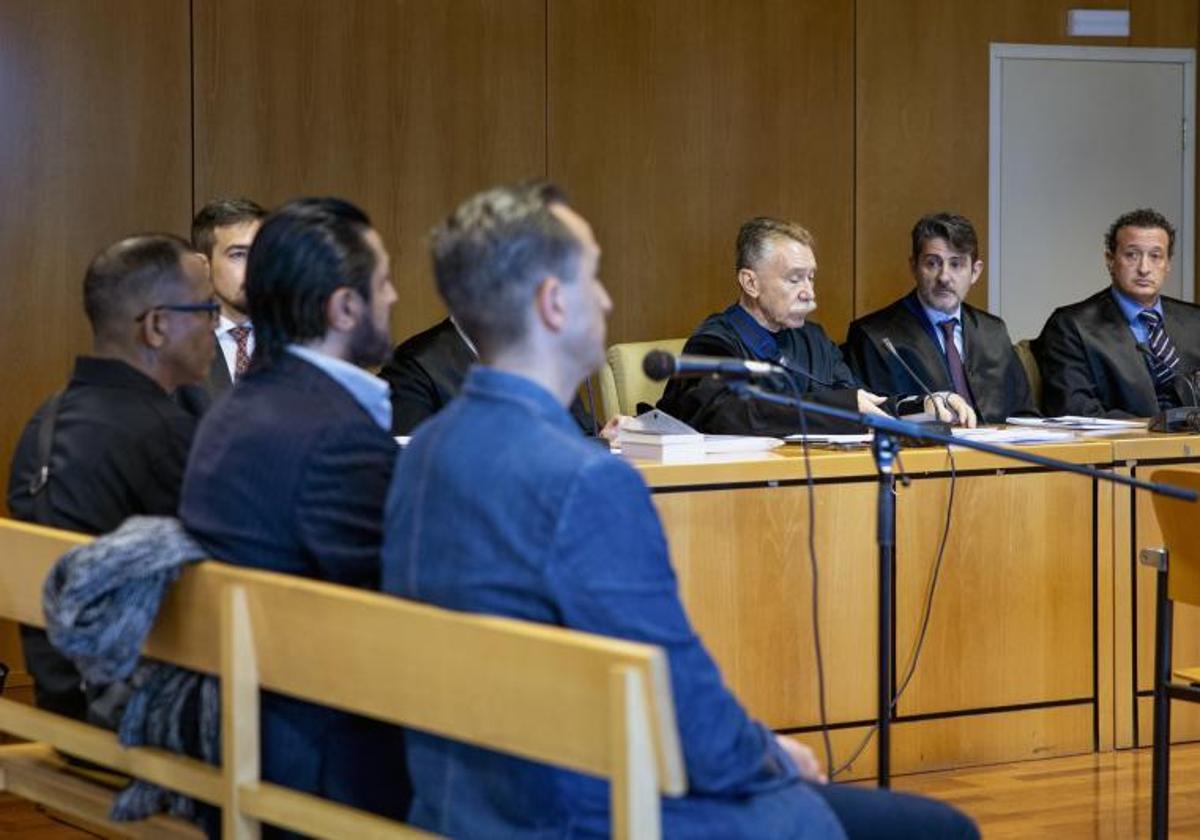 El bailaor Rafael Amargo, en el centro, durante el juicio.