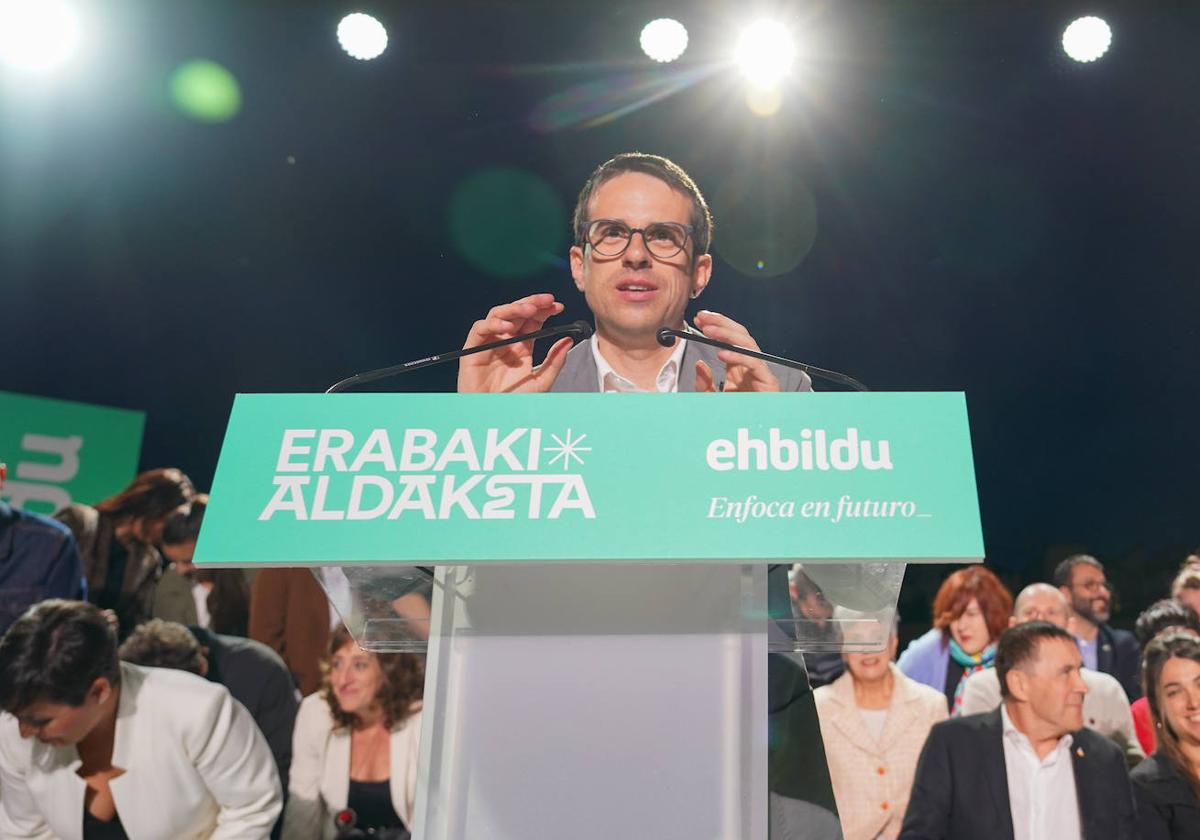 El candidato de EH Bildu a lehendakari, Pello Otxandiano, durante un acto de campaña.