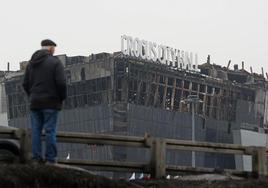 Un hombre mira el estado en que quedó la sala de conciertos Crocus City Hall, en Moscú, tras el atentado del 22 de marzo.