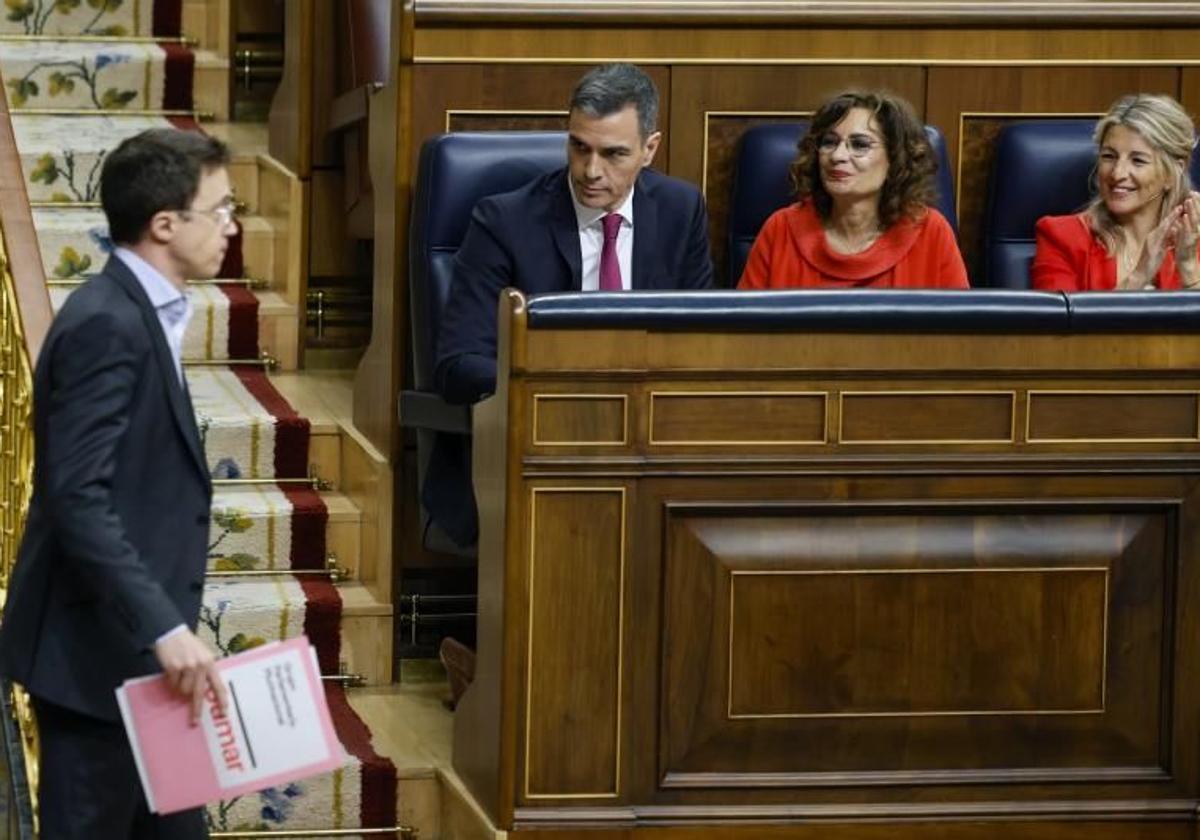 Íñigo Errejón pasa frente al escaño de Pedro Sánchez tras intervenir en el pleno de este miércoles.