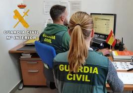 Dos agentes de la Guardia Civil