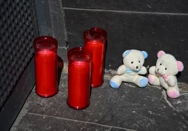 Homenaje en la puerta de la casa de los mellizos asesinados por su padre en Barcelona este miércoles.