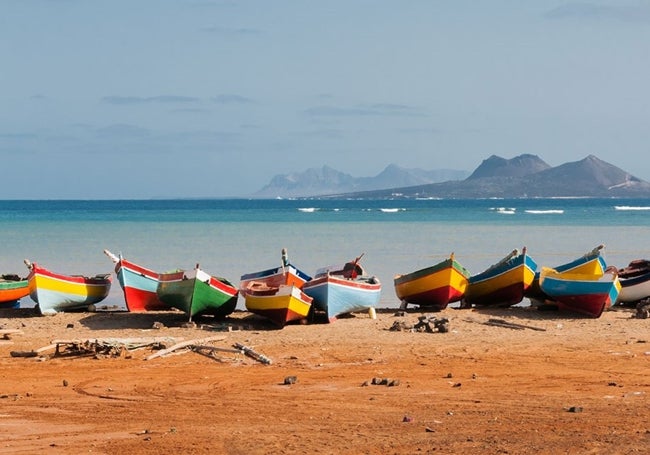 Barcas tradicionales en la playa de Santa María