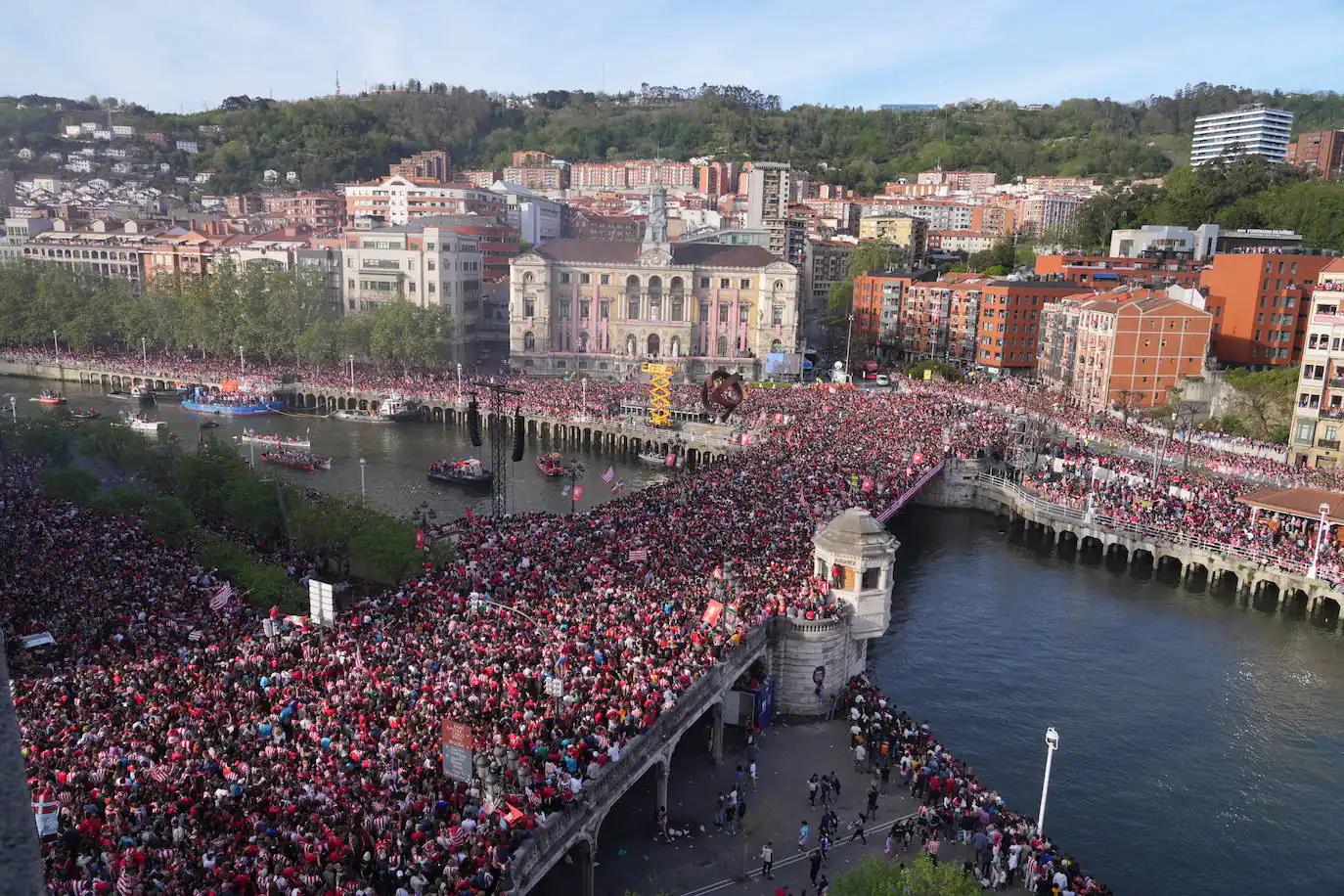 Las imágenes de la fiesta de la gabarra en Bilbao