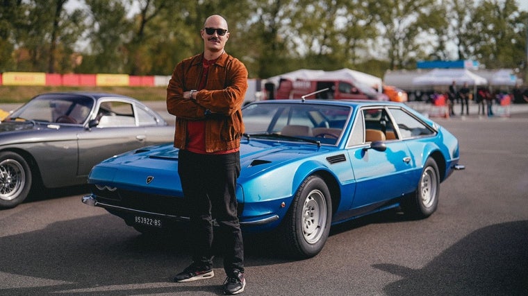 El redactor, ante el clásico Lamborghini Jarama.