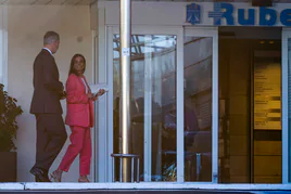 La reina Letizia saluda desde el coche, conducido por el rey Felipe VI, a su llegada a la clínica Ruber Internacional de Madrid.