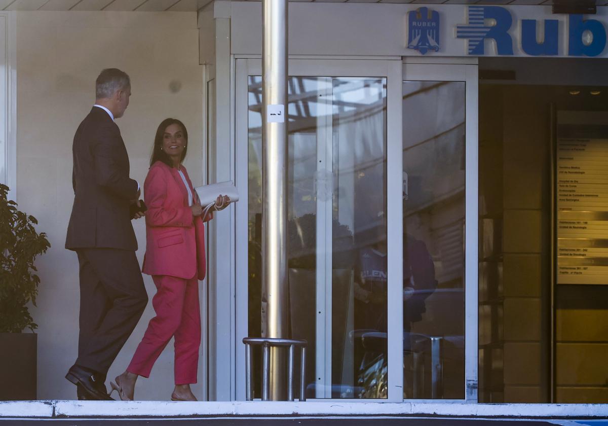 La reina Letizia junto al rey Felipe VI, a su llegada a la clínica Ruber Internacional de Madrid.