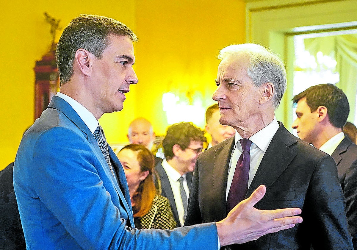 Sánchez dialoga con Jonas Gahr Støre durante su visita a Oslo.