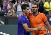 Carlos Alcaraz y Rafa Nadal, sudando tras un partido.