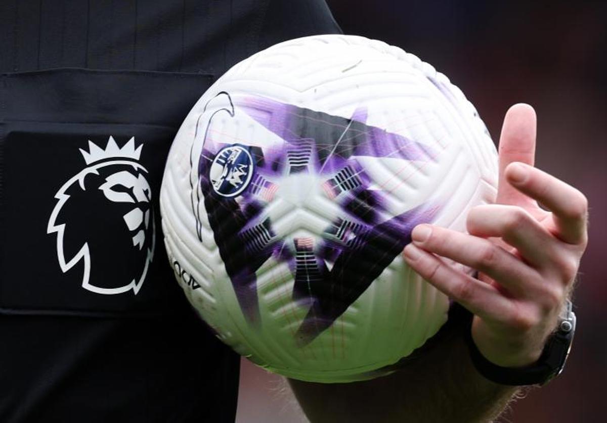 Árbitro de la Premier League con el balón de la competición