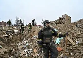 Los equipos de rescate trabajan en los restos de un bloque de edificios residenciales destruido por un ataque con misiles rusos en marzo en la región de Zaporiyia.