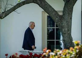 Biden llega a la Casa Blanca tras suspender su descanso de fin de semana.