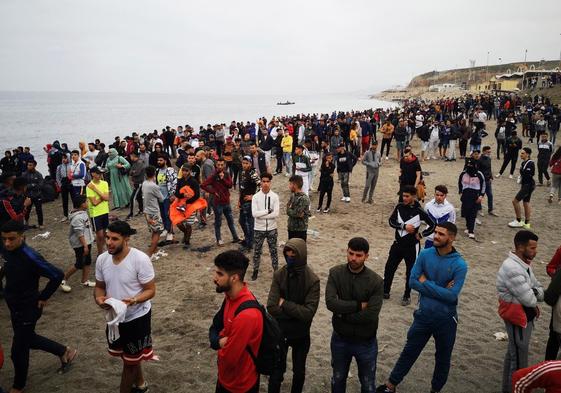 Decenas de inmigrantes llegados desde Marruecos a las playas de Ceuta en medio de la crisis diplomática de 2021.