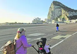 Una mujer cruza la pista del aeropuerto de Gibraltar.