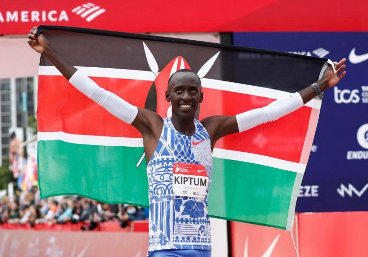 Imagen del fallecido Kelvin Kiptum celebrando su triunfo en el maratón de Chicago 2013.