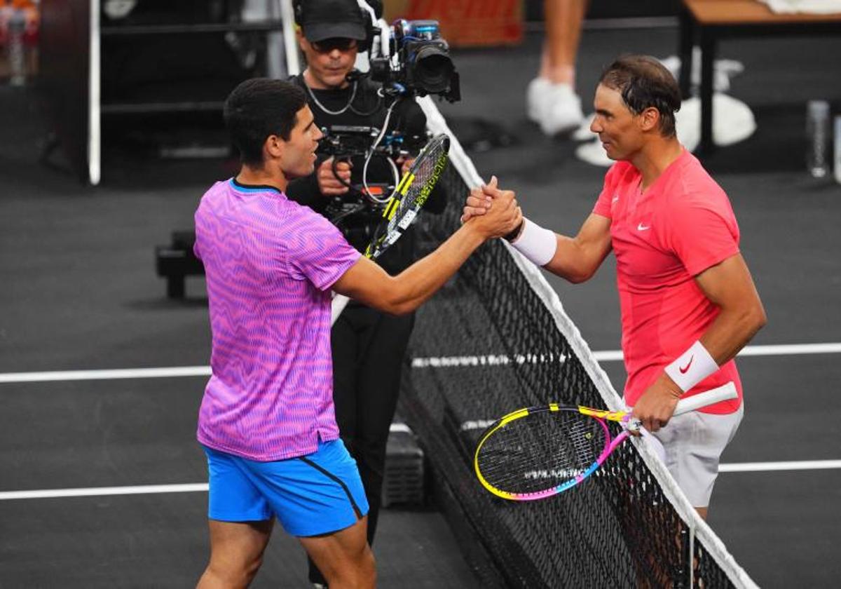 Rafa Nadal y Carlos Alcaraz se saludan en la pista.