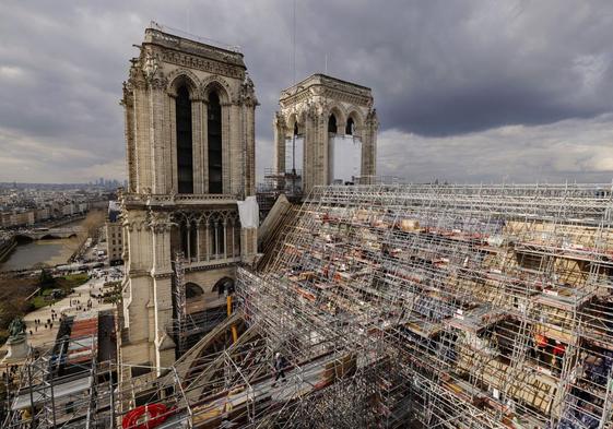 La catedral de Notre-Dame recupera poco a poco su silueta.