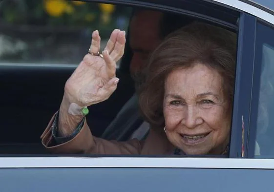 La reina Sofía, a la salida del hospital.